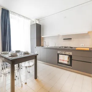 Roomy Close To Subway M5! Milán